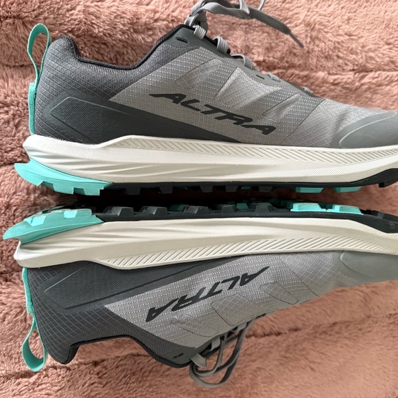 Altra Women's Gray Sneakers with Teal Accents - Picture 4 of 6